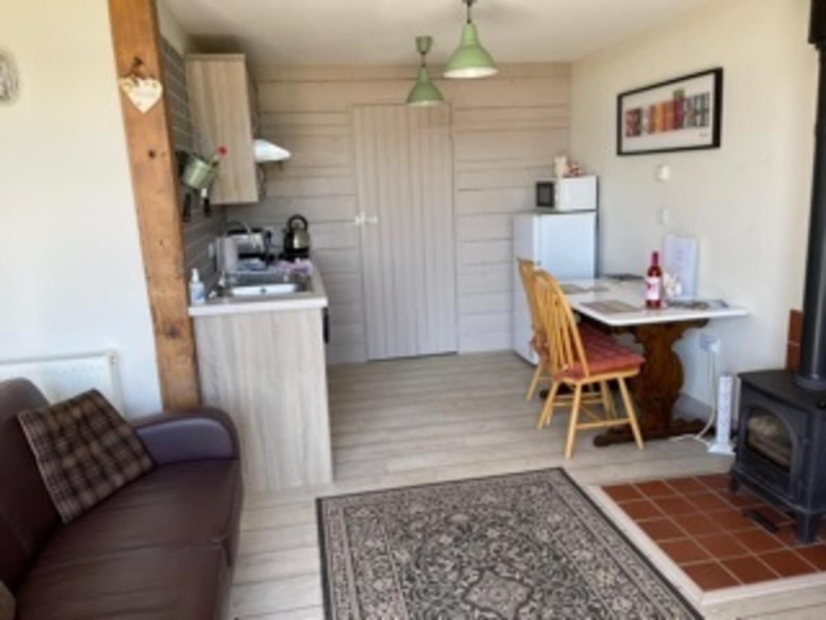 Bike Shed - Beautiful 1-Bed Cottage In Shorwell Exterior photo